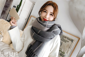 冬天系圍巾怎么扎頭發(fā)？適合搭配羽絨服的發(fā)型