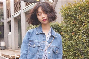 小波浪卷發(fā)怎么打理？焦糖色頭發(fā)超百搭