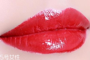 怎么涂口紅不顯唇紋？關(guān)鍵是做好打底