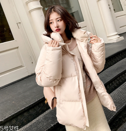 短款羽絨服怎么搭配？小個子女生的顯高利器
