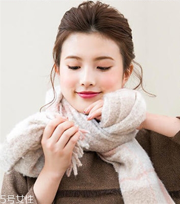 冬天系圍巾怎么扎頭發(fā)？適合搭配羽絨服的發(fā)型