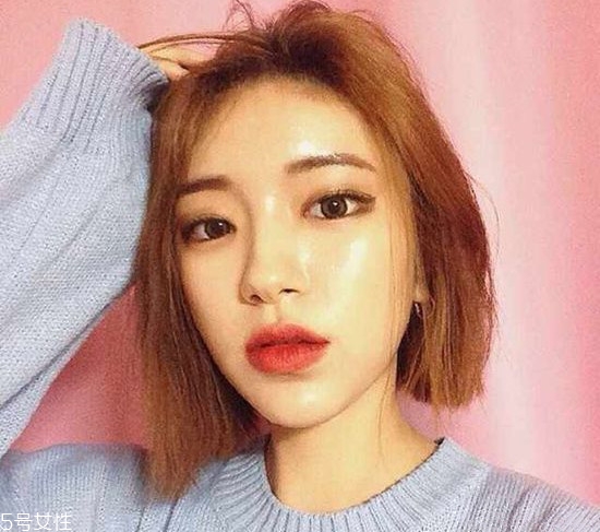 小波浪卷發(fā)怎么打理？焦糖色頭發(fā)超百搭