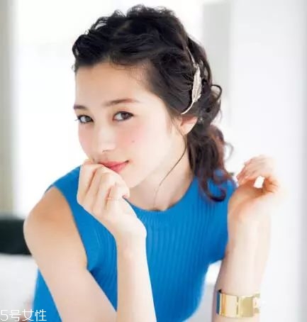 女生冬天長(zhǎng)發(fā)怎么編好看？長(zhǎng)發(fā)妹紙才懂得的痛