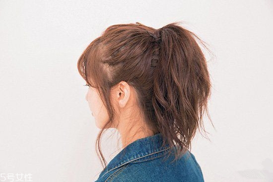 冬天系圍巾怎么扎頭發(fā)？適合搭配羽絨服的發(fā)型