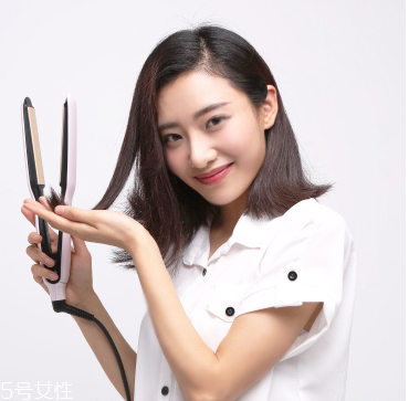 直發(fā)怎么弄卷發(fā)？直發(fā)夾板可以弄內(nèi)扣