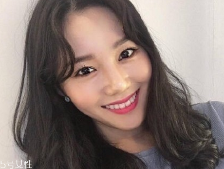 凌亂小卷中長發(fā)怎么弄好看？超美的凌亂小卷中長發(fā)