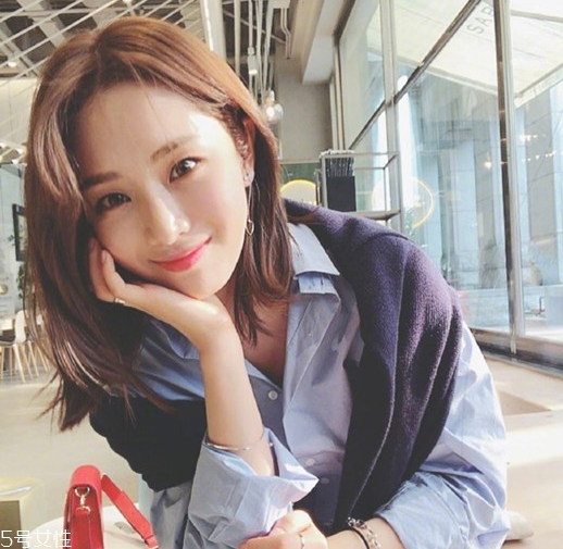 小波浪卷發(fā)怎么打理？焦糖色頭發(fā)超百搭