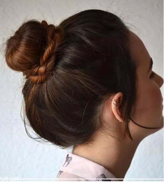 冬天系圍巾怎么扎頭發(fā)？適合搭配羽絨服的發(fā)型