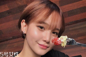 2018冬天流行什么發(fā)色？簡單漂亮的披肩發(fā)