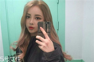 秋冬適合什么顏色的頭發(fā)？再燙個卷發(fā)更秋冬