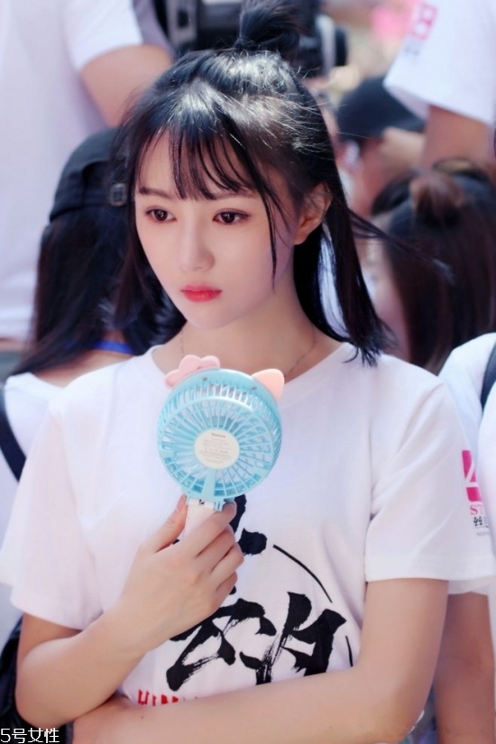 2018冬天流行什么發(fā)色？簡單漂亮的披肩發(fā)