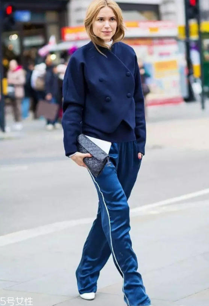 校服褲配什么上衣？舒適時尚兩不誤