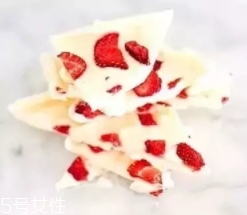 君樂寶芝士酸奶怎么喝？卡死在插吸管這一步