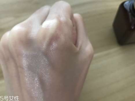 雅詩蘭黛適合油性皮膚嗎？