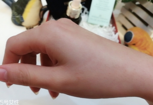 雅詩蘭黛適合痘痘肌嗎？