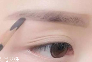 眉筆顏色怎么選擇？與發(fā)色一致不出錯