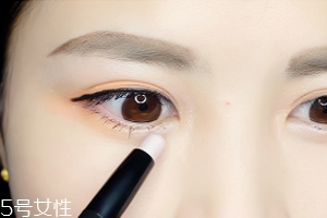 眼睛小怎么變大？畫一個臥蠶立即變大