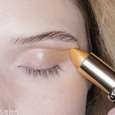 金色口紅怎么搭配好看？這樣輕松駕馭