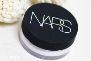 NARS蜜粉餅好用嗎？上班族控油神器