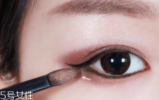 內(nèi)雙怎么畫眼影？使用啞光OR微珠光眼影