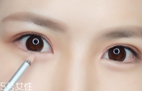 內(nèi)雙怎么畫眼影？使用啞光OR微珠光眼影