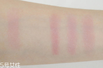 makeup revolution心形腮紅好用嗎？微閃蜜桃色彩