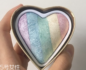 makeup revolution心形腮紅好用嗎？微閃蜜桃色彩
