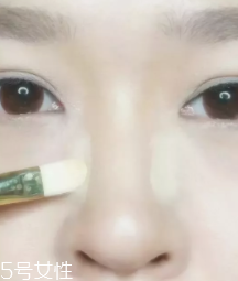 怎么把鼻梁畫高？小白都能駕馭的四步鼻梁修容法