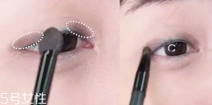 眼皮腫適合什么眼影？選用啞光色避開珠光色