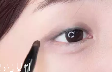 眼皮腫適合什么眼影？選用啞光色避開珠光色