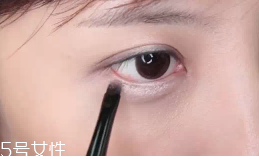 眼皮腫適合什么眼影？選用啞光色避開珠光色