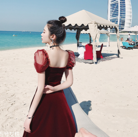 酒紅色衣服怎么搭配？女人味十足的冬日穿搭