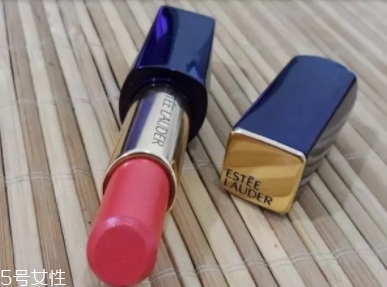 雅詩(shī)蘭黛330和320哪個(gè)好看？?jī)A慕唇膏一見(jiàn)傾心