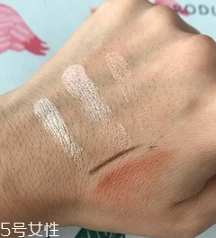 makeup revolution心形腮紅好用嗎？微閃蜜桃色彩