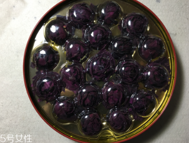 墨紅玫瑰和金邊玫瑰哪個好？墨紅玫瑰更勝一籌