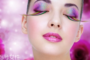 腮紅和口紅如何搭配？色彩不要太多