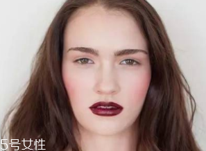 腮紅和口紅如何搭配？色彩不要太多