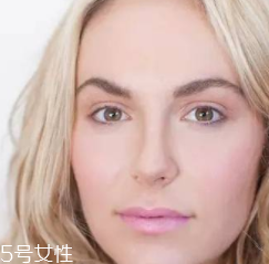 腮紅和口紅如何搭配？色彩不要太多