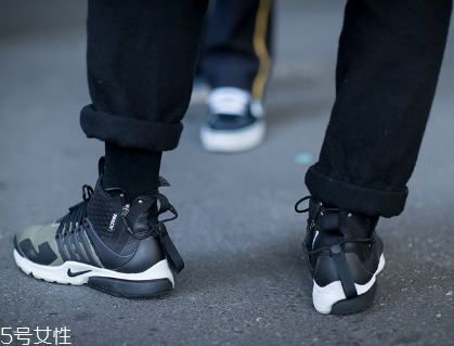 運(yùn)動(dòng)鞋鞋底變硬怎么辦？放太久或者已老化