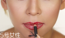 橢圓形嘴唇怎么涂口紅？勾勒唇線讓唇形完美