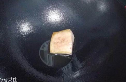 琺瑯鍋可以炒菜嗎？要選對琺瑯鍋