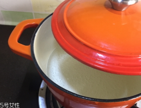 琺瑯鍋和玻璃鍋哪個(gè)好？附上用琺瑯鍋燒菜過(guò)程