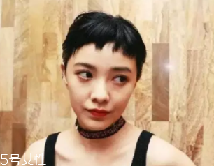 方形臉適合什么發(fā)型？卷曲長發(fā)柔和臉部輪廓