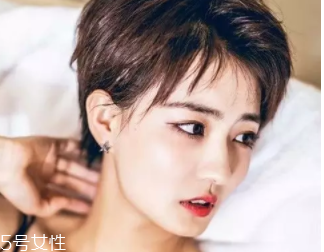 方形臉適合什么發(fā)型？卷曲長發(fā)柔和臉部輪廓