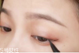眼線畫歪了怎么辦？干脆暈成煙熏妝