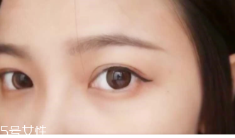 眼線畫歪了怎么辦？干脆暈成煙熏妝