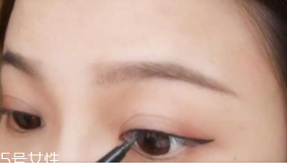 眼線畫歪了怎么辦？干脆暈成煙熏妝