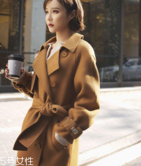 白領(lǐng)女性赴約穿什么好？長款氣質(zhì)大衣有格調(diào)和氣質(zhì)