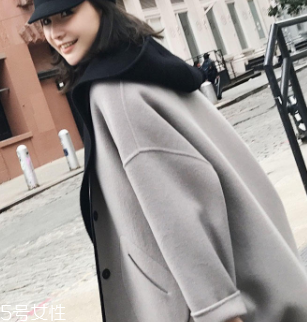 白領(lǐng)女性赴約穿什么好？長款氣質(zhì)大衣有格調(diào)和氣質(zhì)