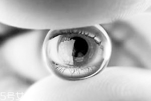 怎么確定隱形眼鏡掉了？蒙著一邊眼睛測視力